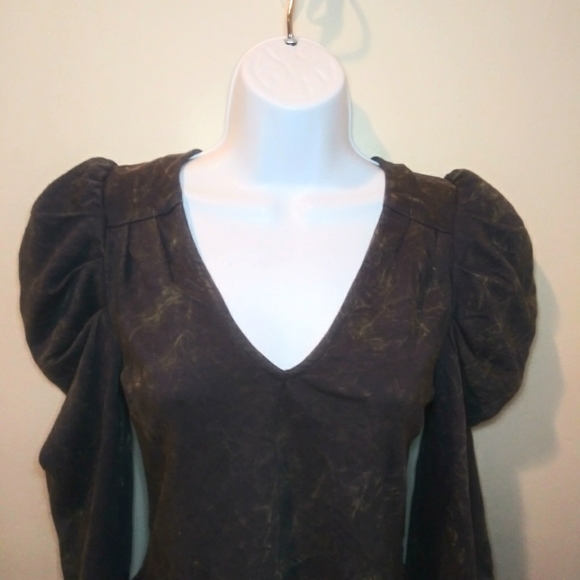 3/$18 Kendall+Kylie Distressed Gray & Yellow Puffed Sleeve Top - Picture 4 of 12